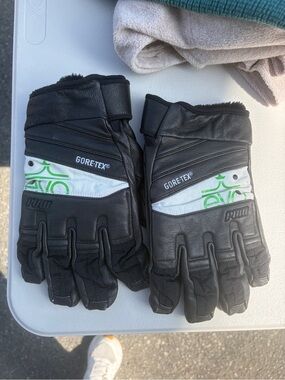 Evo VintageGORE-TEX Black Men's Leather Winter Gloves with White & Green Accents